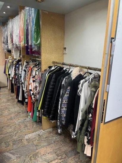 STOCK de vêtements femme comprenant (+/-)...