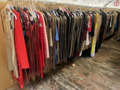STOCK de vêtements femme comprenant (+/-)...