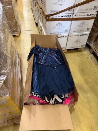 STOCK de (+/-) 870 pièces de robes de soirée...