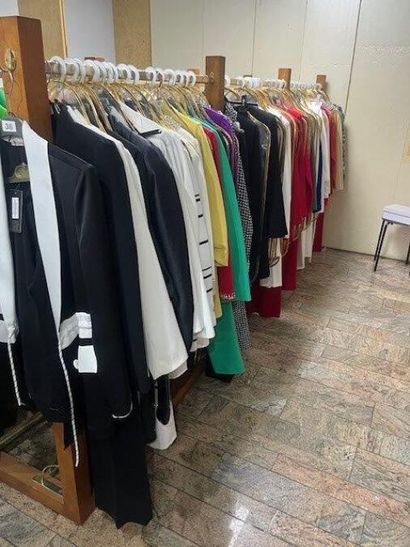 STOCK de vêtements femme comprenant (+/-)...