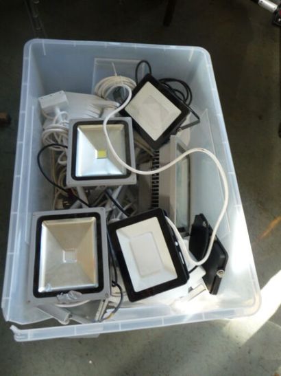 - 2 box de spots + câbles
- 8 spots SLIMPAR...