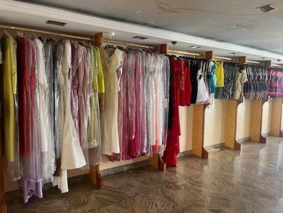 STOCK de vêtements femme comprenant (+/-)...