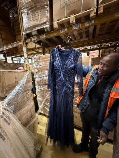 STOCK de (+/-) 870 pièces de robes de soirée...
