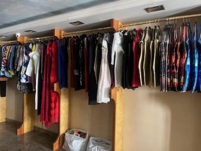 STOCK de vêtements femme comprenant (+/-)...