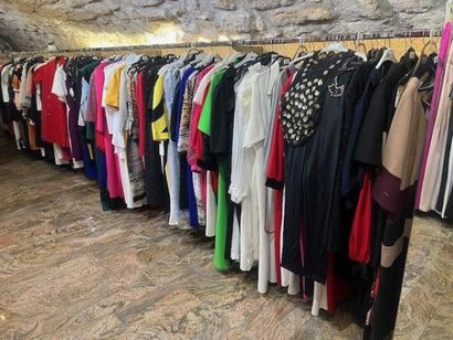STOCK de vêtements femme comprenant (+/-)...