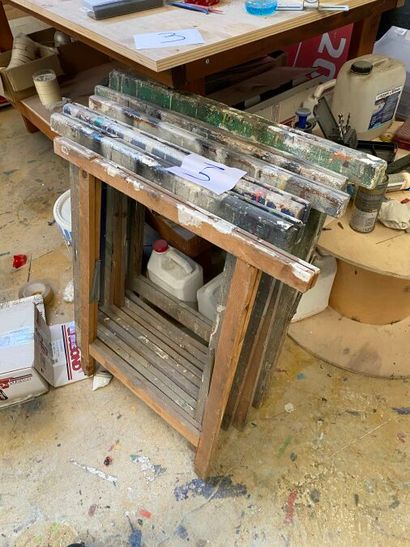 - 1 établi en bois 200x130cm avec étagère
-...