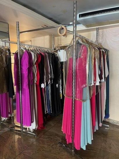STOCK de vêtements femme comprenant (+/-)...