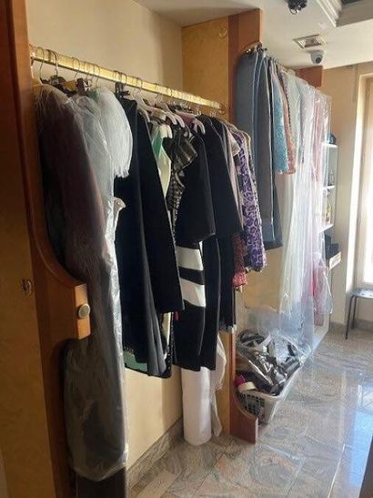 STOCK de vêtements femme comprenant (+/-)...