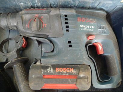 - 1 perforateur BOSCH filaire 
- 1 perforateur...
