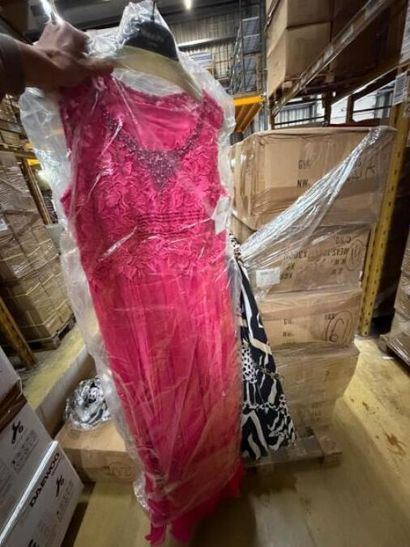 STOCK de (+/-) 870 pièces de robes de soirée...