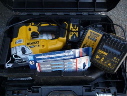 1 scie sauteuse DEWALT DCS334NT + 2 batteries...