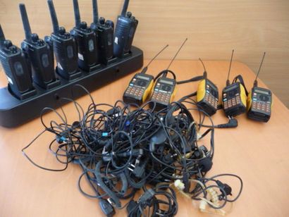 - 1 lot de 11 talkie-walkies MOTOROLA avec...