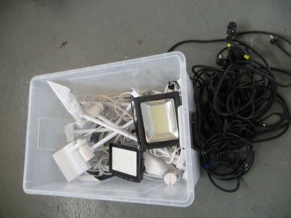 - 2 box de spots + câbles
- 8 spots SLIMPAR...