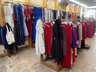STOCK de vêtements femme comprenant (+/-)...