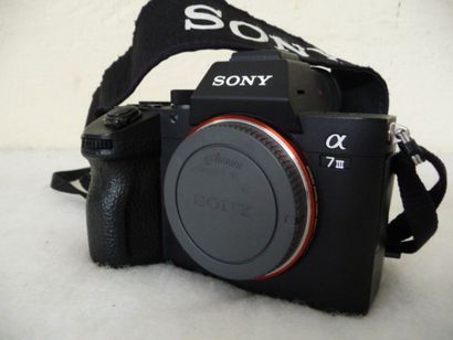 1 appareil photo SONY alpha 7 III + sac à...