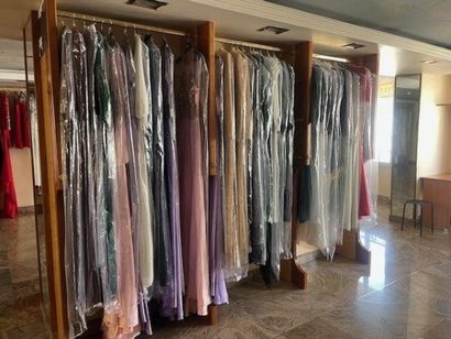 STOCK de vêtements femme comprenant (+/-)...
