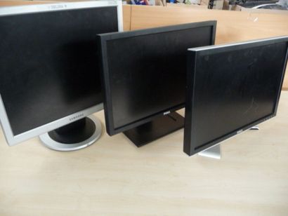 - 1 écran SAMSUNG Sync Master 920n sans alimentation...