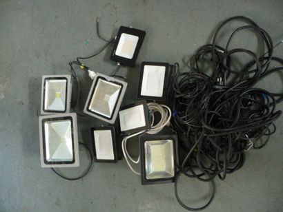 - 2 box de spots + câbles
- 8 spots SLIMPAR...