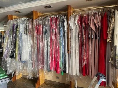 STOCK de vêtements femme comprenant (+/-)...