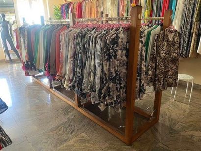STOCK de vêtements femme comprenant (+/-)...