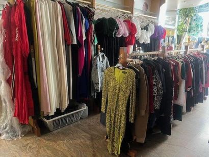 STOCK de vêtements femme comprenant (+/-)...