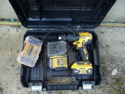 2 visseuses DEWALT + 3 batteries + 1 cha...