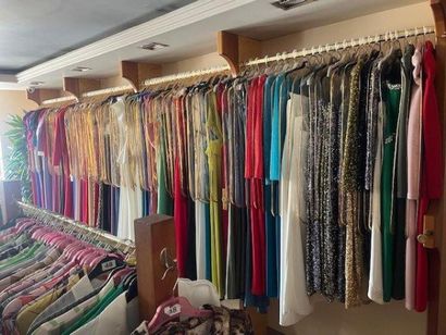 STOCK de vêtements femme comprenant (+/-)...