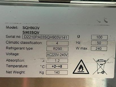 1 vitrine réfrigérée inox ouvrant à 3 portes...