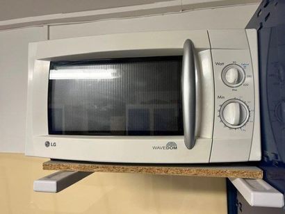 - 1 réfrigérateur ELECTROLUX
- 1 petit réfrigérateur...