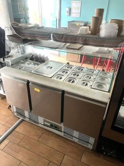 1 vitrine réfrigérée inox ouvrant à 3 portes...