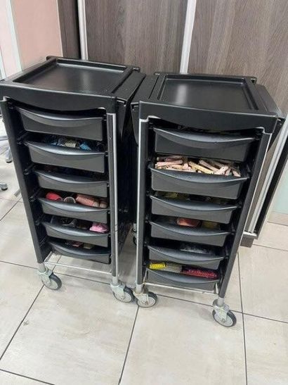 2 dessertes en plastique et métal avec bigoudis...