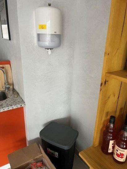 - 1 distributeur à papier TORK
- 1 poubelle...