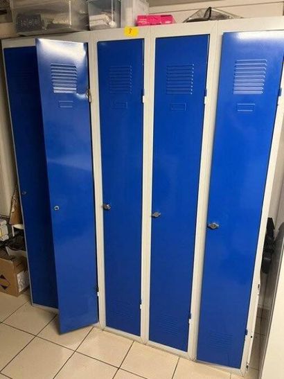 - 3 blocs vestiaires
- 2 cassiers individuels
(Ref....
