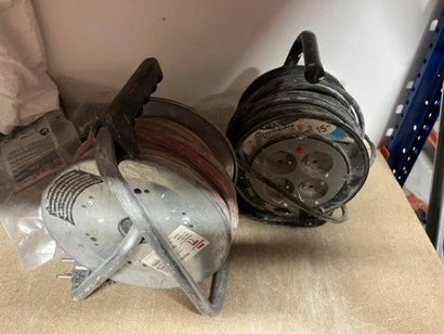 - 4 Dérouleurs 
- 3 Mélangeurs
- 1 pistolet...