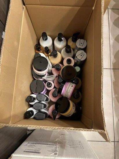 STOCK de produits capillaires, shampoings,...