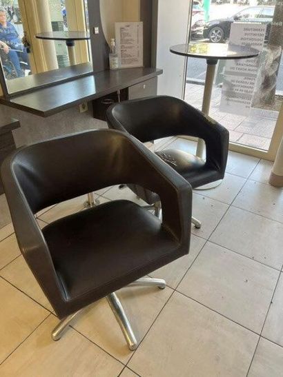 - 10 fauteuils simili cuir marron 
- 3 tabourets
-...