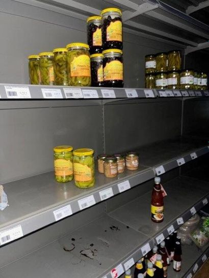 STOCK : Petit stock de vins, alcools dont...