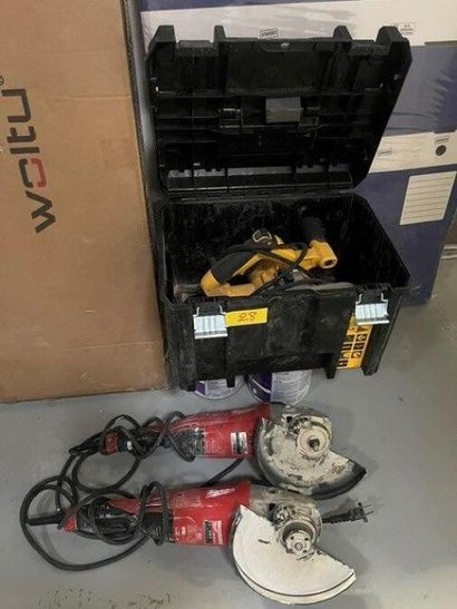 - 1 scie circulaire DEWALT
- 2 disqueuses...