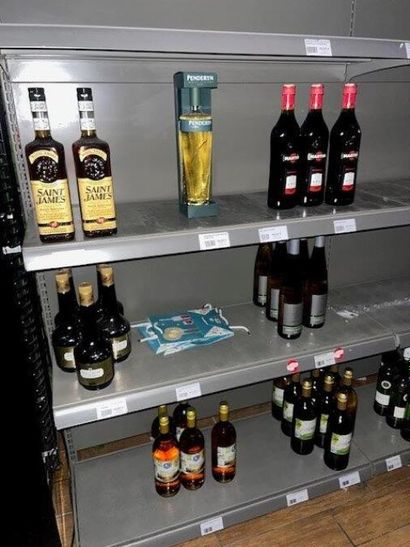 STOCK : Petit stock de vins, alcools dont...
