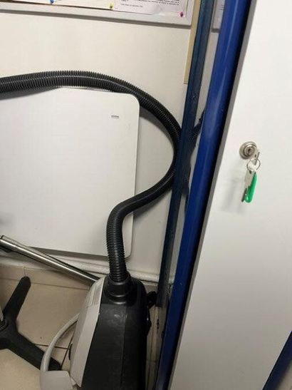 - 1 réfrigérateur ELECTROLUX
- 1 petit réfrigérateur...
