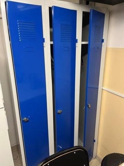 - 3 blocs vestiaires
- 2 cassiers individuels
(Ref....
