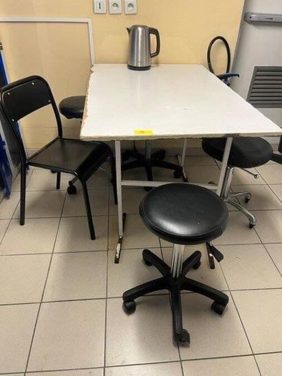 - 4 tabourets 
- 1 chaise bois et métal 
-...