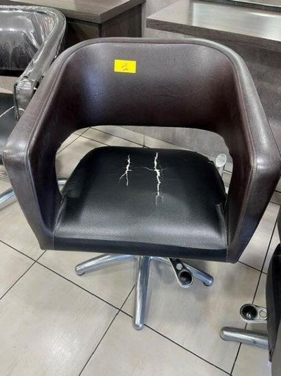 - 10 fauteuils simili cuir marron 
- 3 tabourets
-...