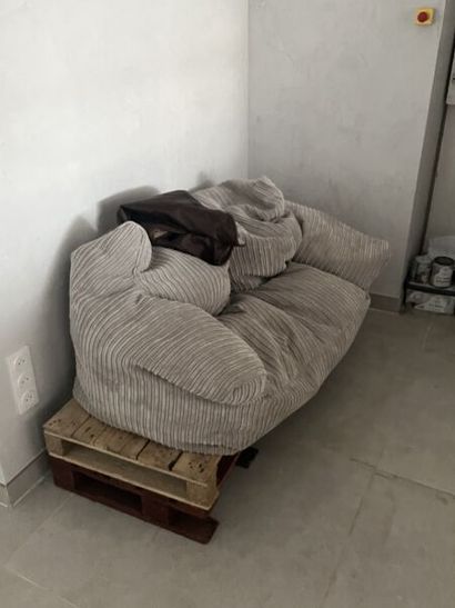 1 pouf de couleur gris (Ref. 10)

VENTE AUX...
