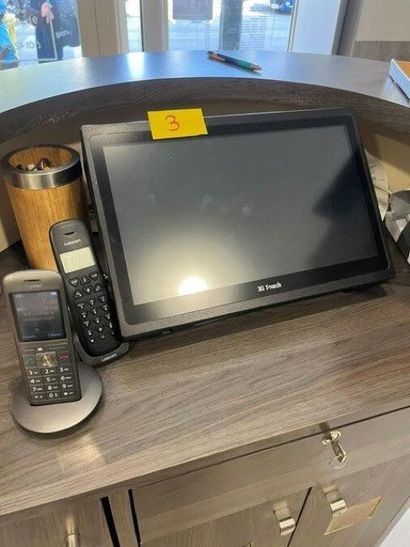 - 1 écran caisse 3CI TOUCH
- 3 téléphones...