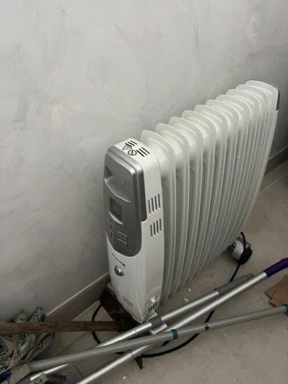 - 1 distributeur à papier TORK
- 1 poubelle...