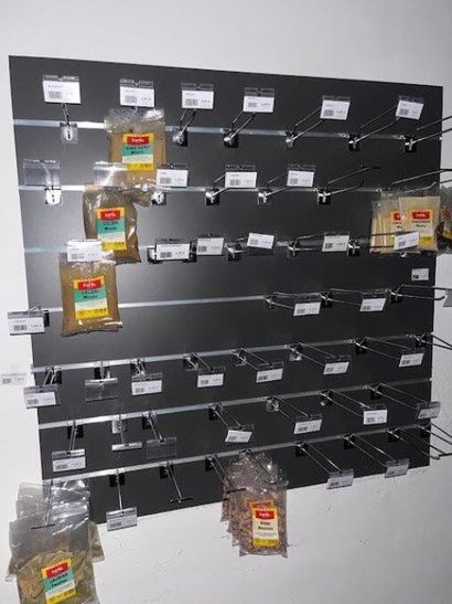 STOCK : Petit stock de vins, alcools dont...