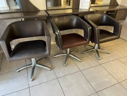 - 10 fauteuils simili cuir marron 
- 3 tabourets
-...
