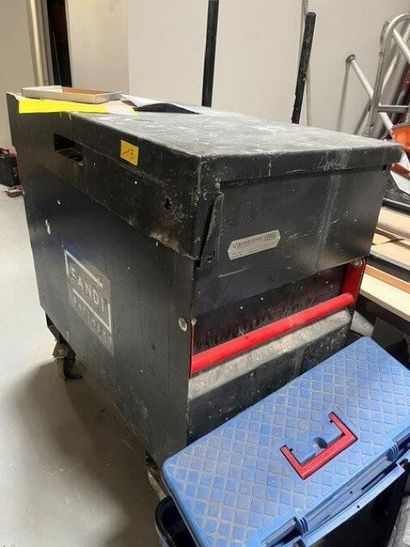 - 2 grands coffres de chantier ARMORGARD
-...