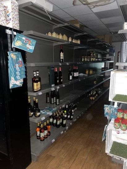 STOCK : Petit stock de vins, alcools dont...